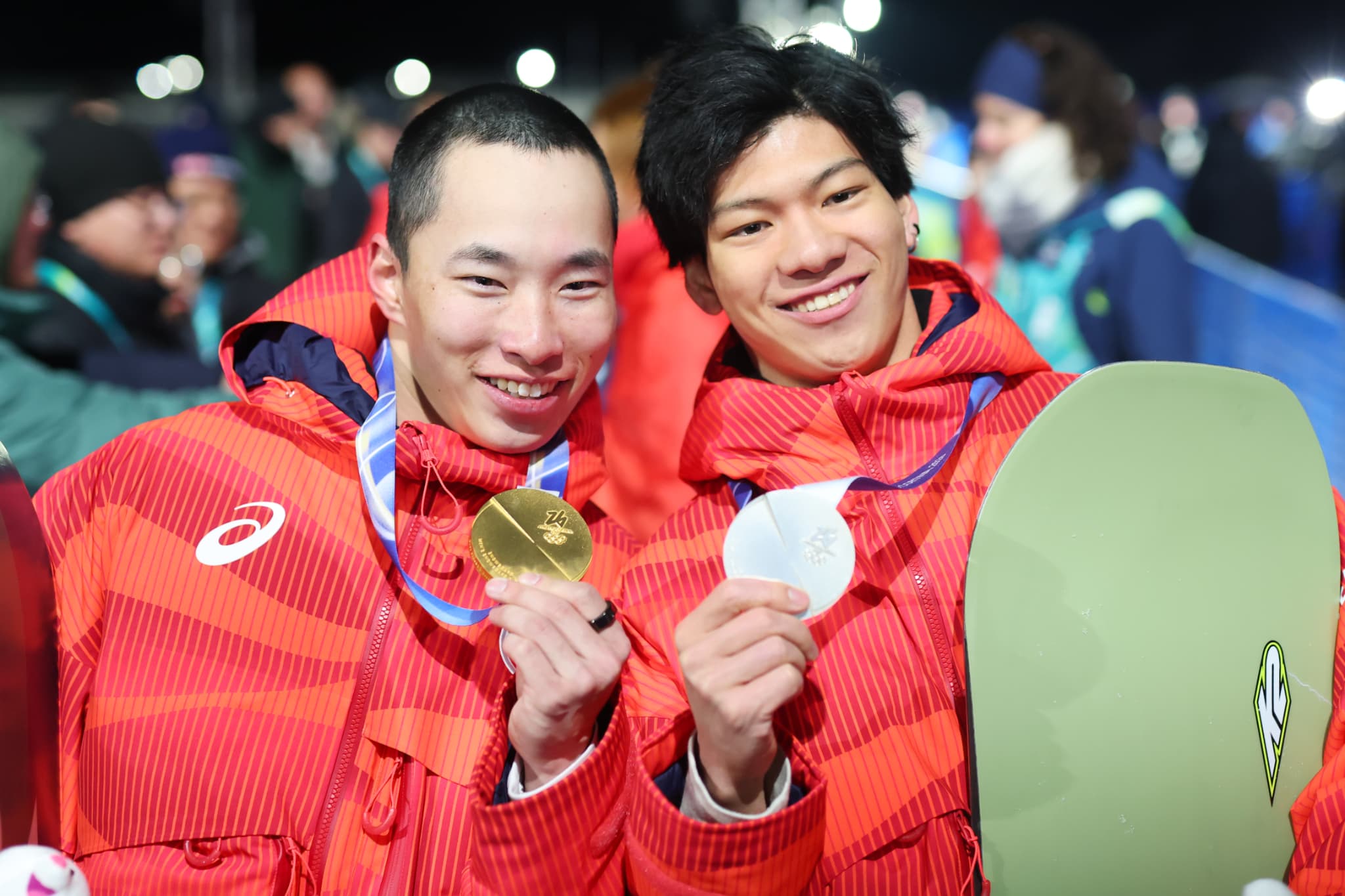 記念撮影をする木村選手（左）と木俣選手（右）（写真：森田直樹／アフロスポーツ）