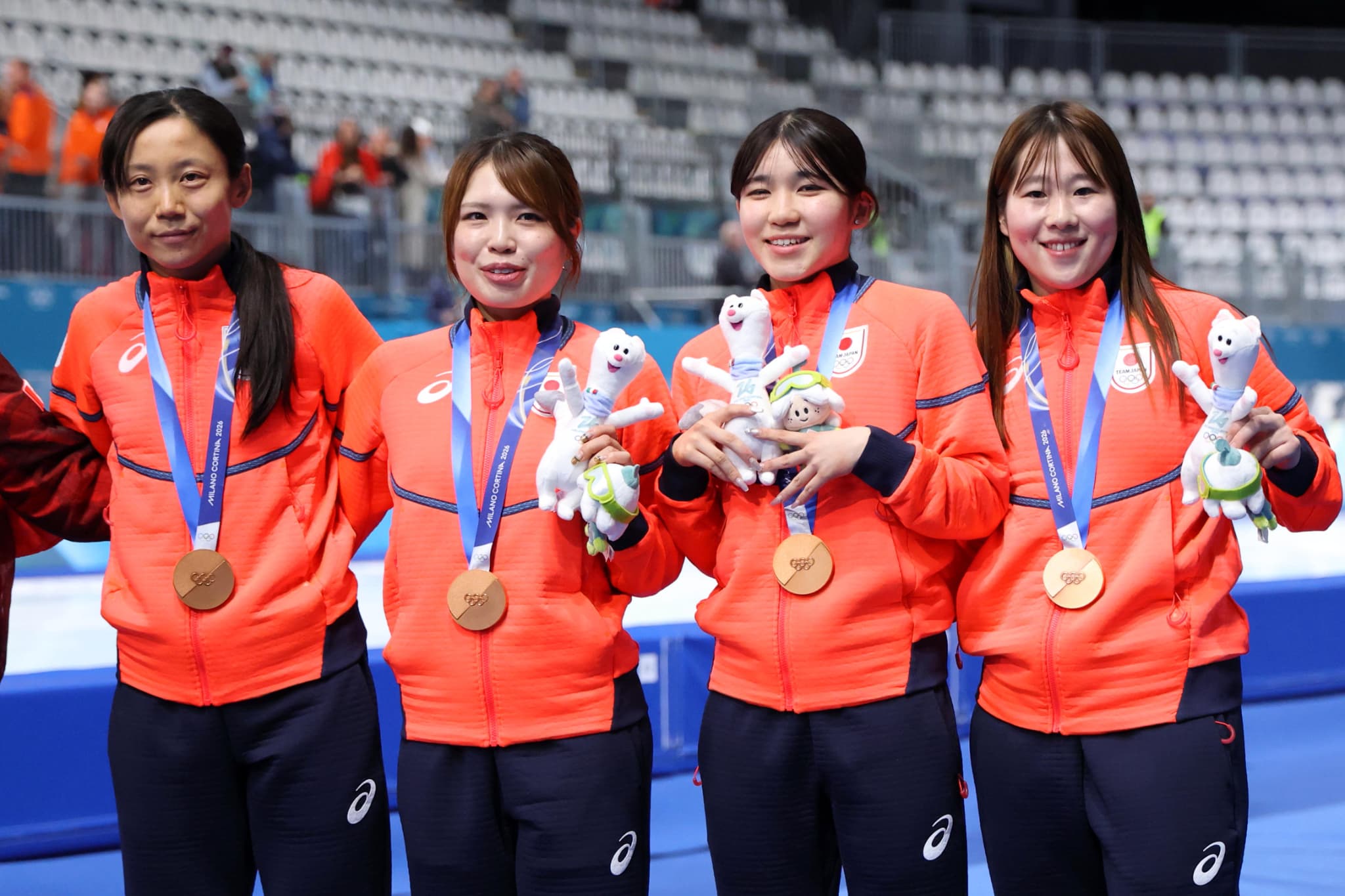 記念撮影をする（左から）髙木選手、佐藤選手、野明選手、堀川選手（写真：フォート・キシモト）