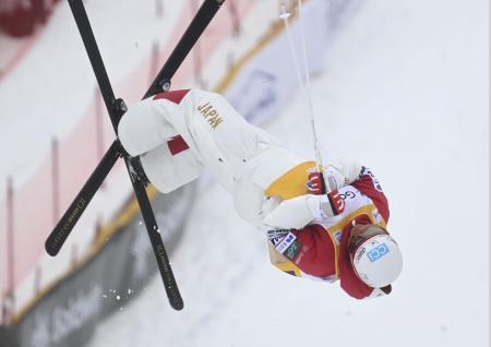 男子モーグル決勝１回目　エアを決める堀島行真＝たいらスキー場