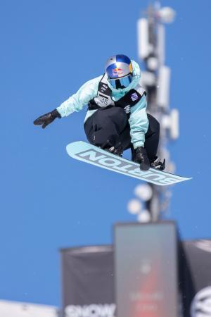 決勝トーナメントに進出したスノーボード女子ハーフパイプの小野光希＝ラークス（共同）