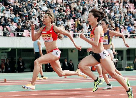 女子１００メートル決勝　１１秒７２で優勝した君嶋愛梨沙（左）＝ホットスタッフフィールド広島