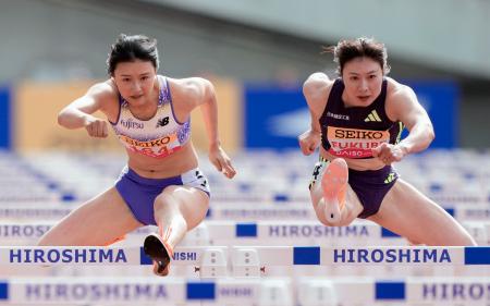 女子１００メートル障害決勝　１３秒０３で優勝した田中佑美。右は２位の福部真子＝ホットスタッフフィールド広島
