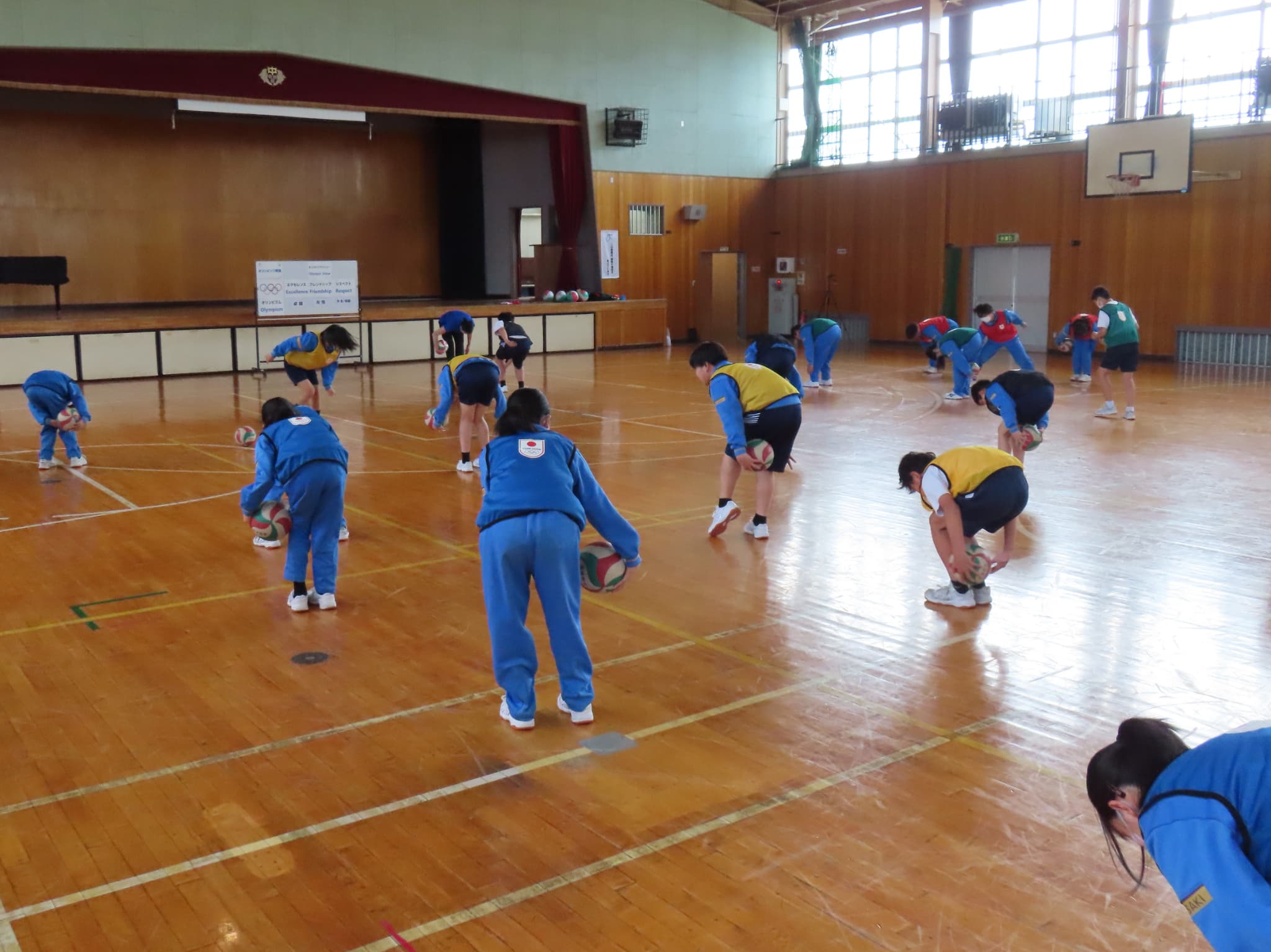 櫻井由香先生＝バレーボールを使った準備運動