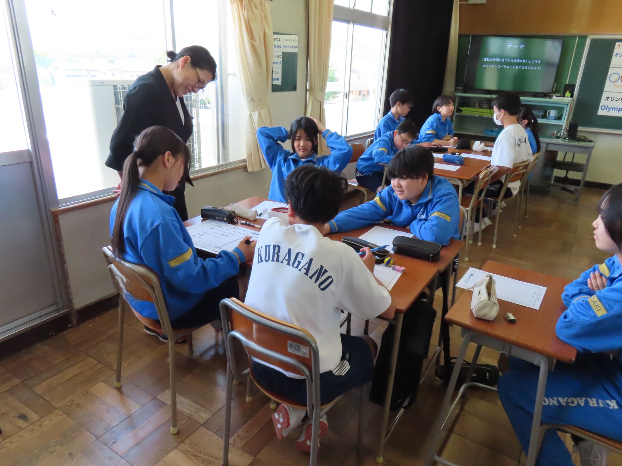 櫻井由香先生＝グループワークで友達の良いところを見つける