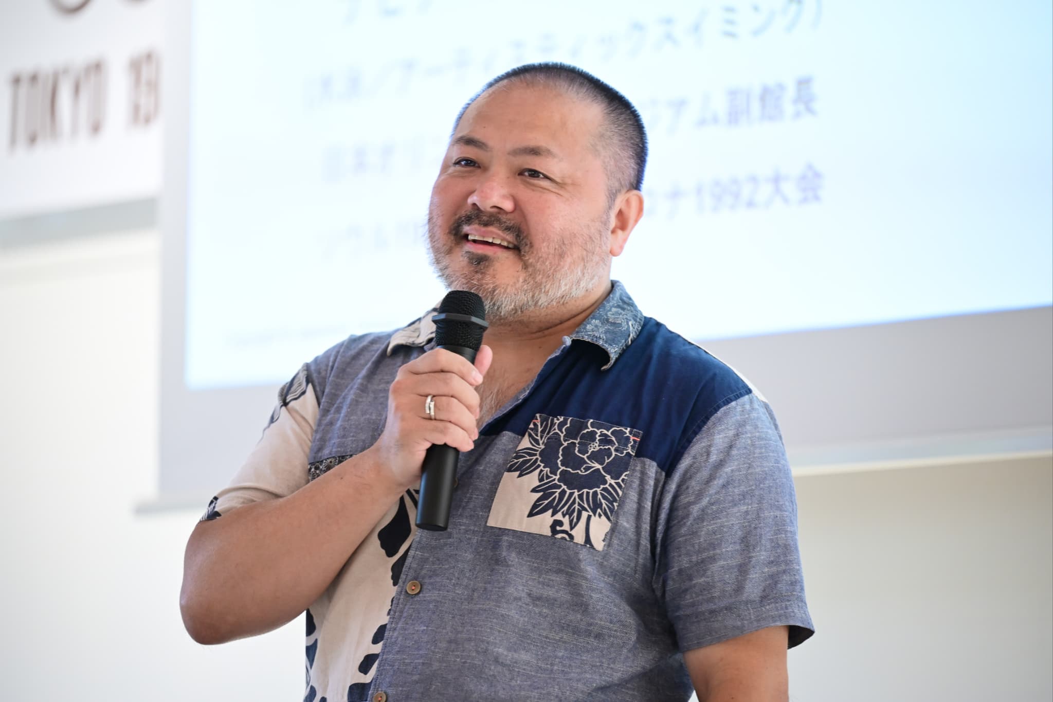 挨拶をする谷口亮さん（写真：アフロスポーツ）