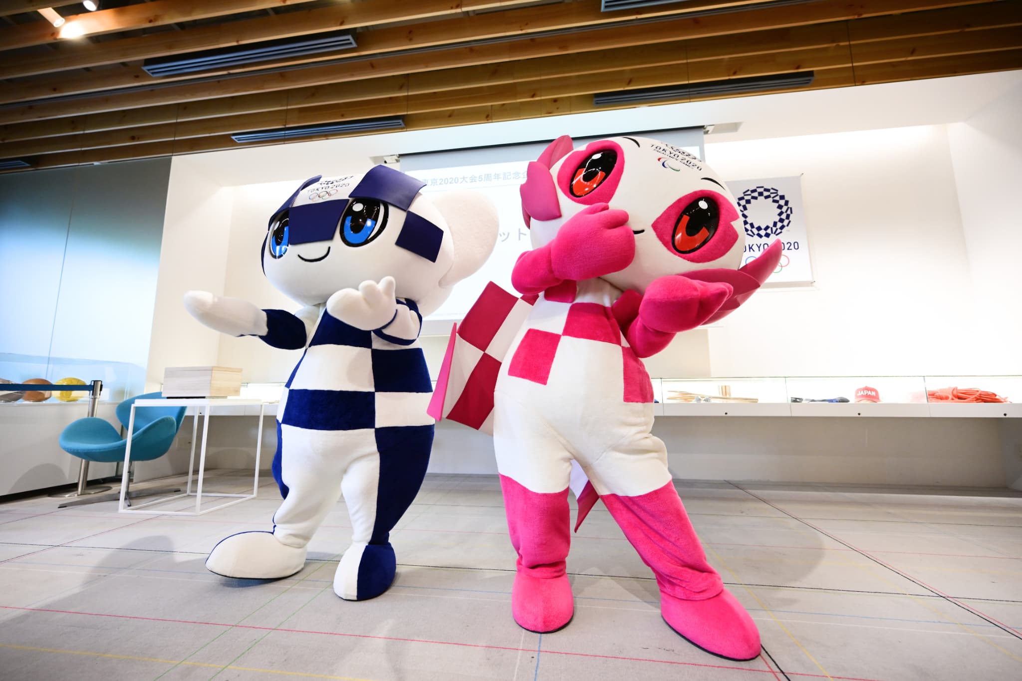踊りを披露するミライトワとソメイティ（写真：アフロスポーツ）
