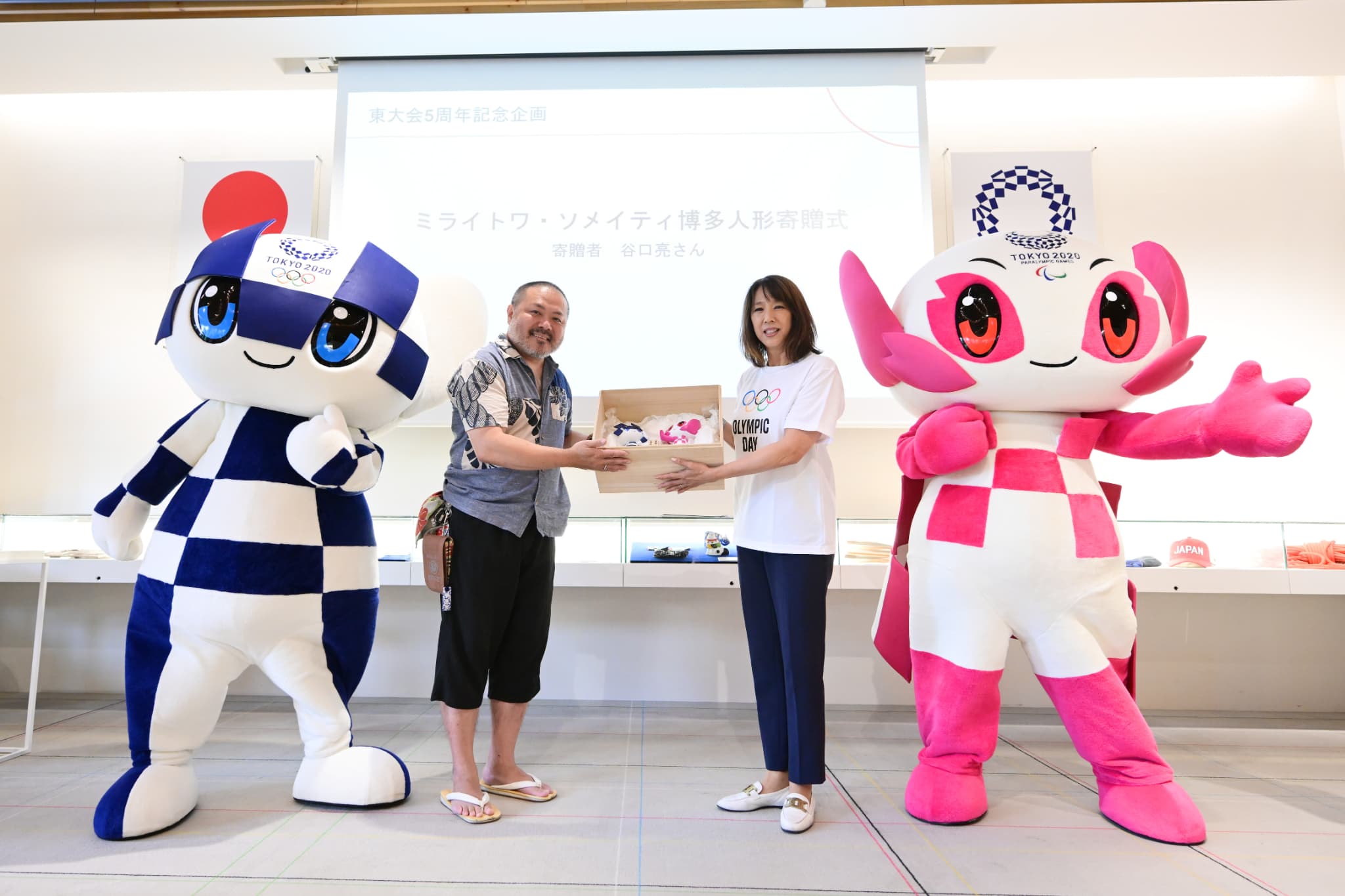 ミライトワ・ソメイティ博多人形寄贈式（写真：アフロスポーツ）