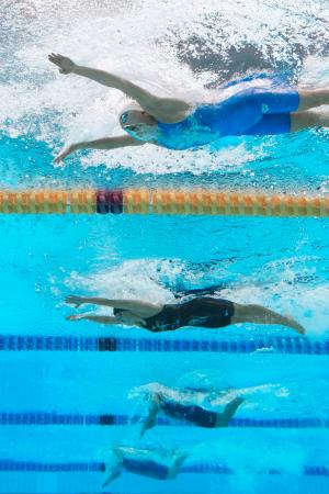 女子４００メートル個人メドレー決勝　バタフライで力泳する成田実生（上）。４分３５秒１６で優勝した＝東京アクアティクスセンター