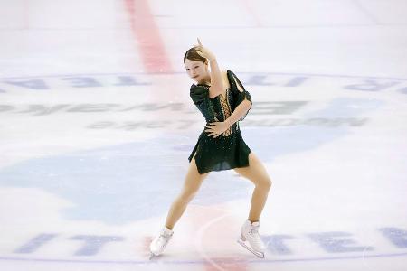 ジュニア女子ショートプログラムで演技する石崎波奈＝木下カンセーアイスアリーナ