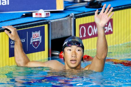 男子１００メートル平泳ぎ決勝でゴールし、声援に応える大橋信。５８秒５４の日本新で２位に入った＝アーバイン（共同）