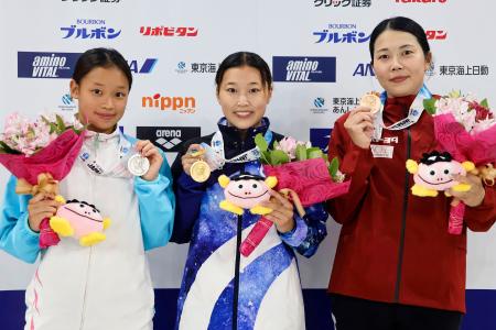 女子３メートル板飛び込みで優勝した三上紗也可（中央）＝インフロニア草津アクアティクスセンター