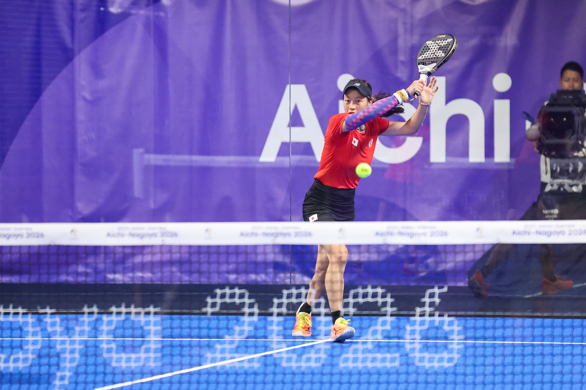 パデル女子ペア予選（1回戦）に出場した小澤琴巳（写真：アフロスポーツ）