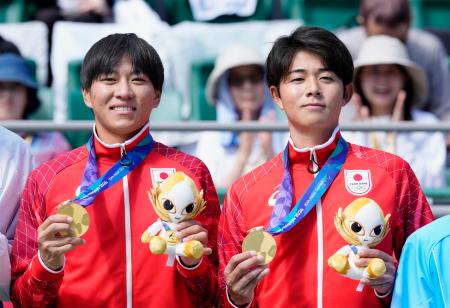 男子ダブルスで金メダルを獲得した楠原悠介（右）、中川俊介組＝名古屋市東山公園ＴＣ