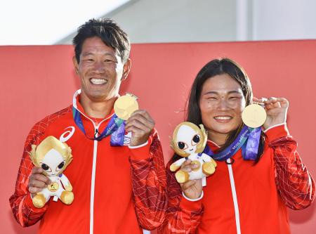 混合４７０級で金メダルを獲得した磯崎哲也（左）、関友里恵組＝豊田自動織機海陽ヨットハーバー
