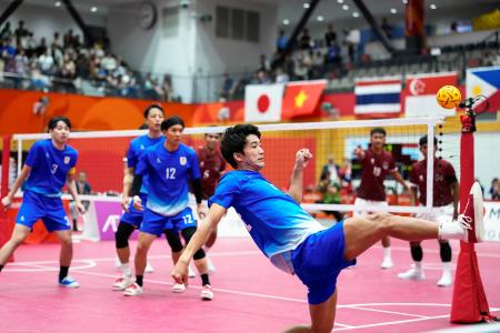 男子クワッド決勝　日本―インドネシア　レシーブする奈良輪（手前）＝パロマ瑞穂アリーナ