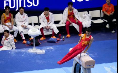 男子予選　中国の鄒敬園のあん馬＝１８日、ロッテルダム（共同）