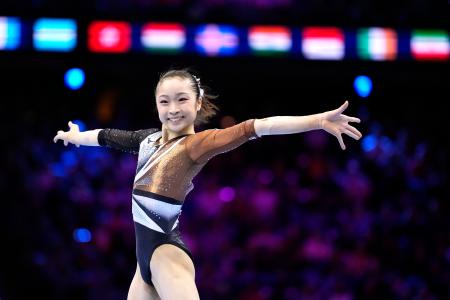 女子団体総合決勝　岡村真の床運動＝ロッテルダム（共同）